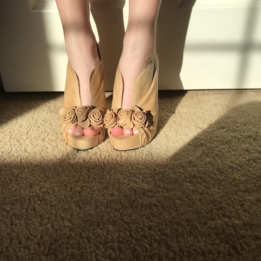 Vince camuto beautiful peep toe